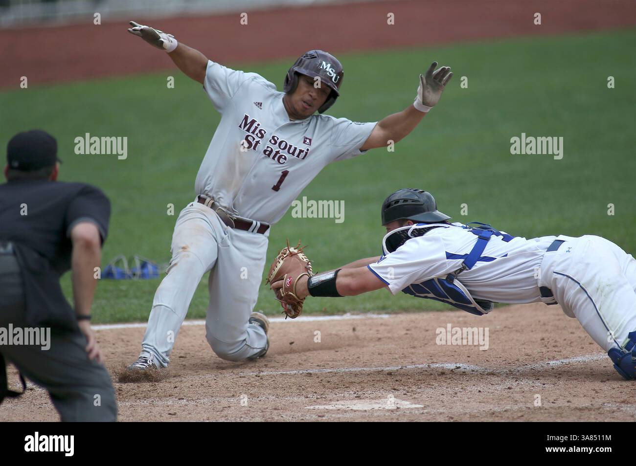 16 maggio 2013 - Omaha, Nebraska, Stati Uniti d'America - 16 maggio 2013: Keenen Maddox #1 della Missouri State University evita il tag del ricevitore della Creighton University Kevin Lamb #16 in nona azione durante una partita di baseball NCAA tra Missouri State Bears e Creighton University Bluejays al TD Ameritrade Park di Omaha, ne...Maddox è stato definito sicuro da home plate umpire plate umpire US US US US-3. ^ Michael Creighton com/Sport com ZUMAPRESS.com. Foto Stock