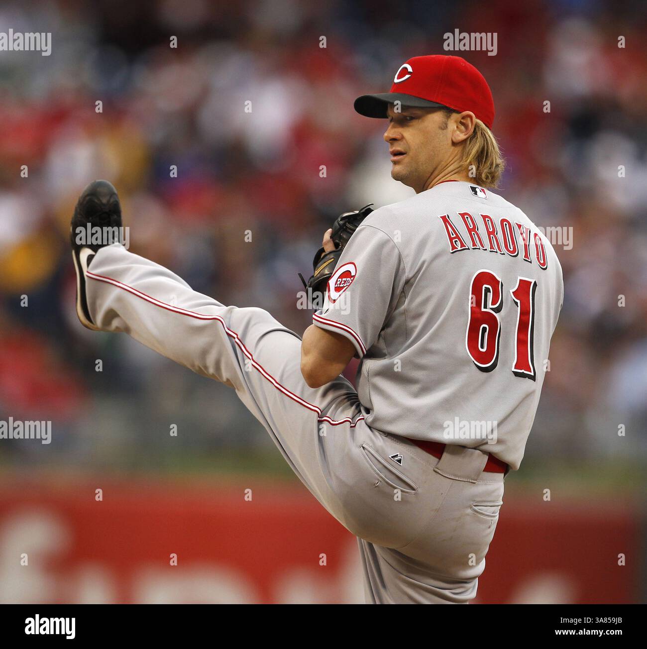 18 maggio 2013 - Philadelphia, PA, USA - Bronson Arroyo, lanciatore dei Cincinnati Reds, lavora contro i Philadelphia Phillies al Citizens Bank Park di Philadelphia, Pennsylvania, sabato 18 maggio 2013. I Reds sconfissero i Phillies per 10-0. (Immagine di credito: © Ron Cortes/MCT/ZUMAPRESS.com) Foto Stock
