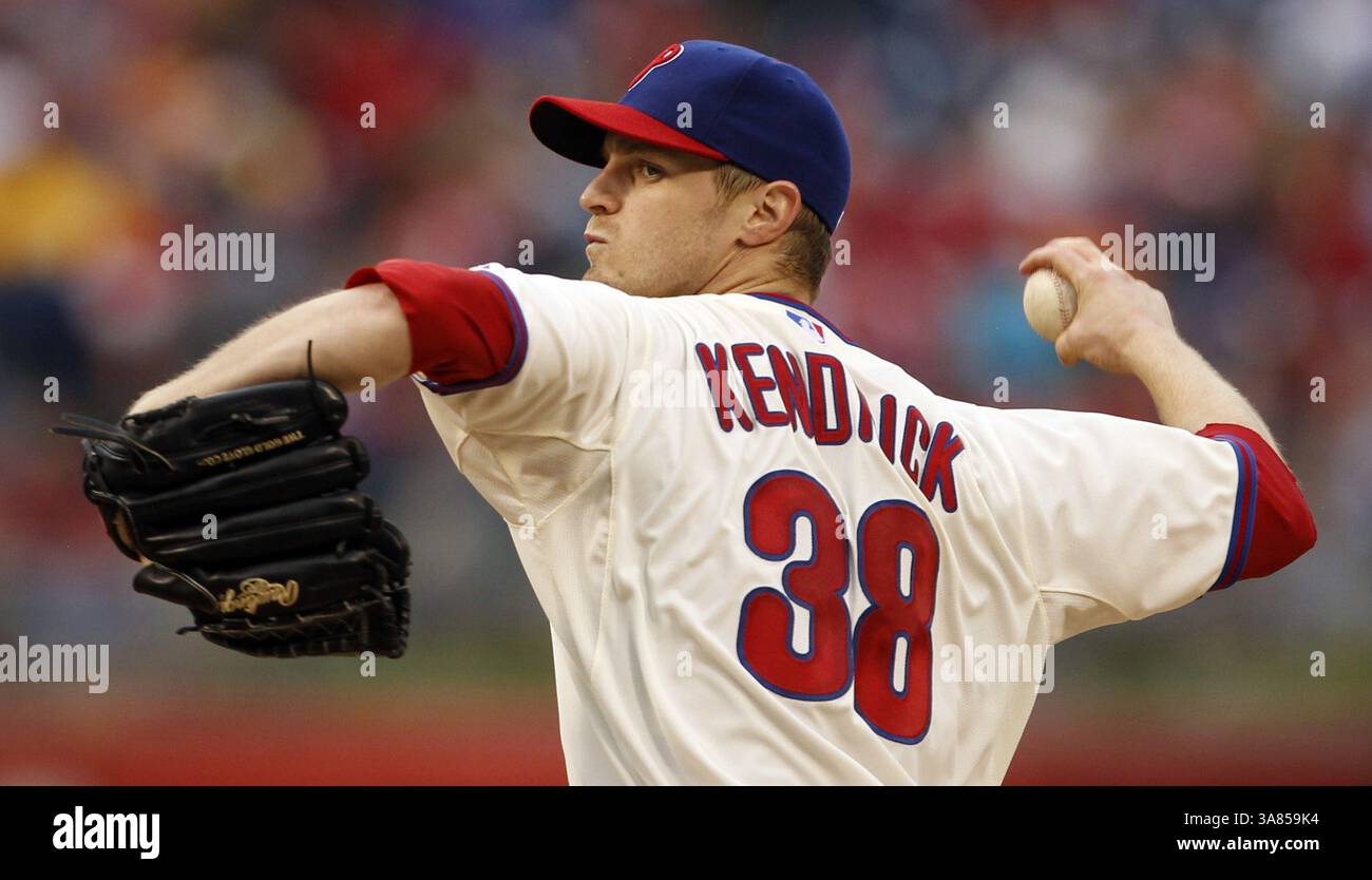 18 maggio 2013 - Philadelphia, PA, USA - il lanciatore dei Philadelphia Phillies Kyle Kendrick consegna contro i Cincinnati Reds al Citizens Bank Park di Philadelphia, Pennsylvania, sabato 18 maggio 2013. I Reds sconfissero i Phillies per 10-0. (Immagine di credito: © Ron Cortes/MCT/ZUMAPRESS.com) Foto Stock