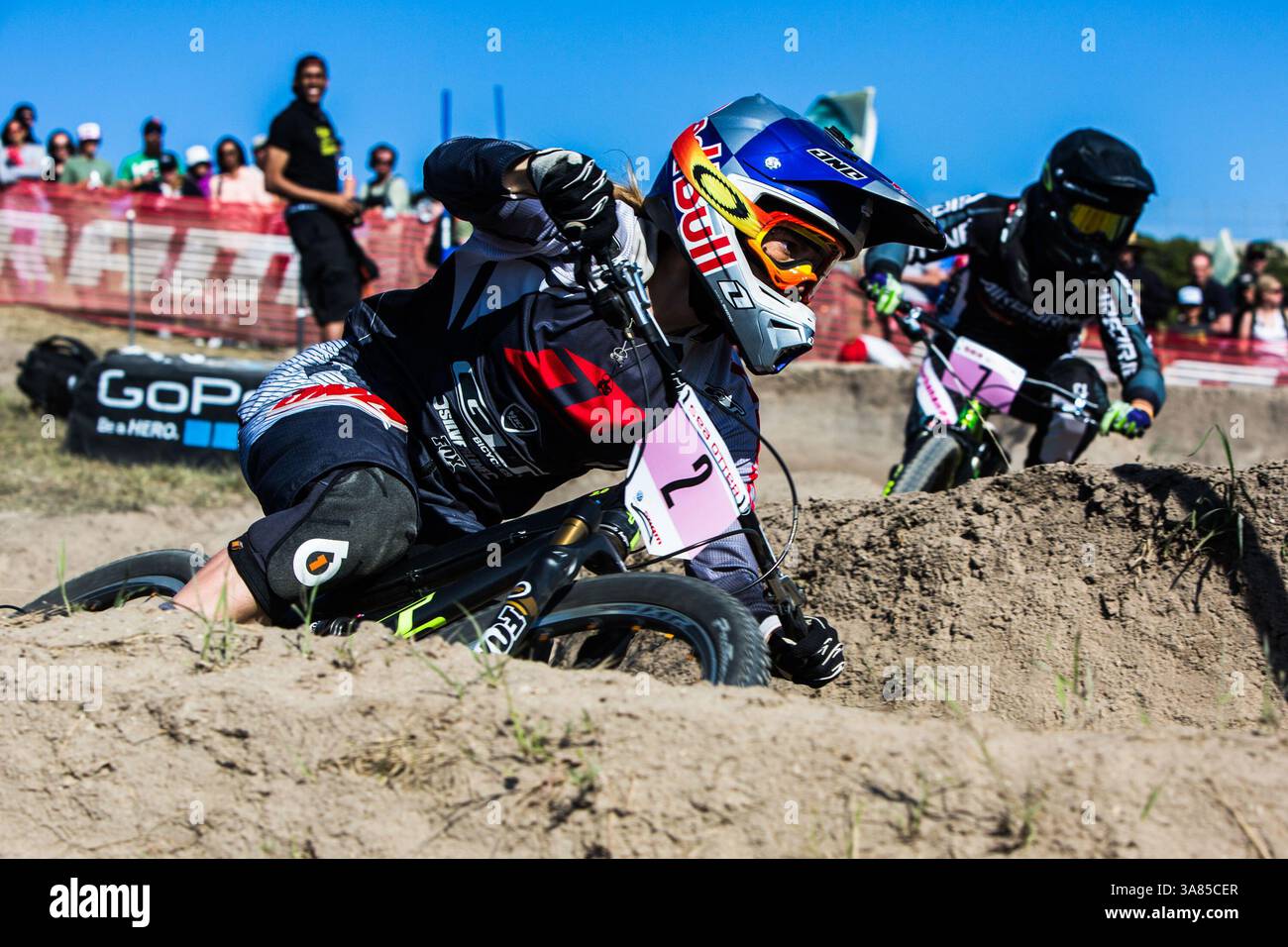 20 apr 2013 - Monterey, California, Stati Uniti - RACHEL ATHERTON (2) e CAROLINE BUCHANAN (7) sfrecciano in una delle famose curve di Sea Otter durante la competizione al Sea Otter Classic 2013 vicino a Monterey. Jill ha ottenuto un'altra vittoria per oggi. (Immagine di credito: © Mike Albright/ZUMAPRESS.com) Foto Stock