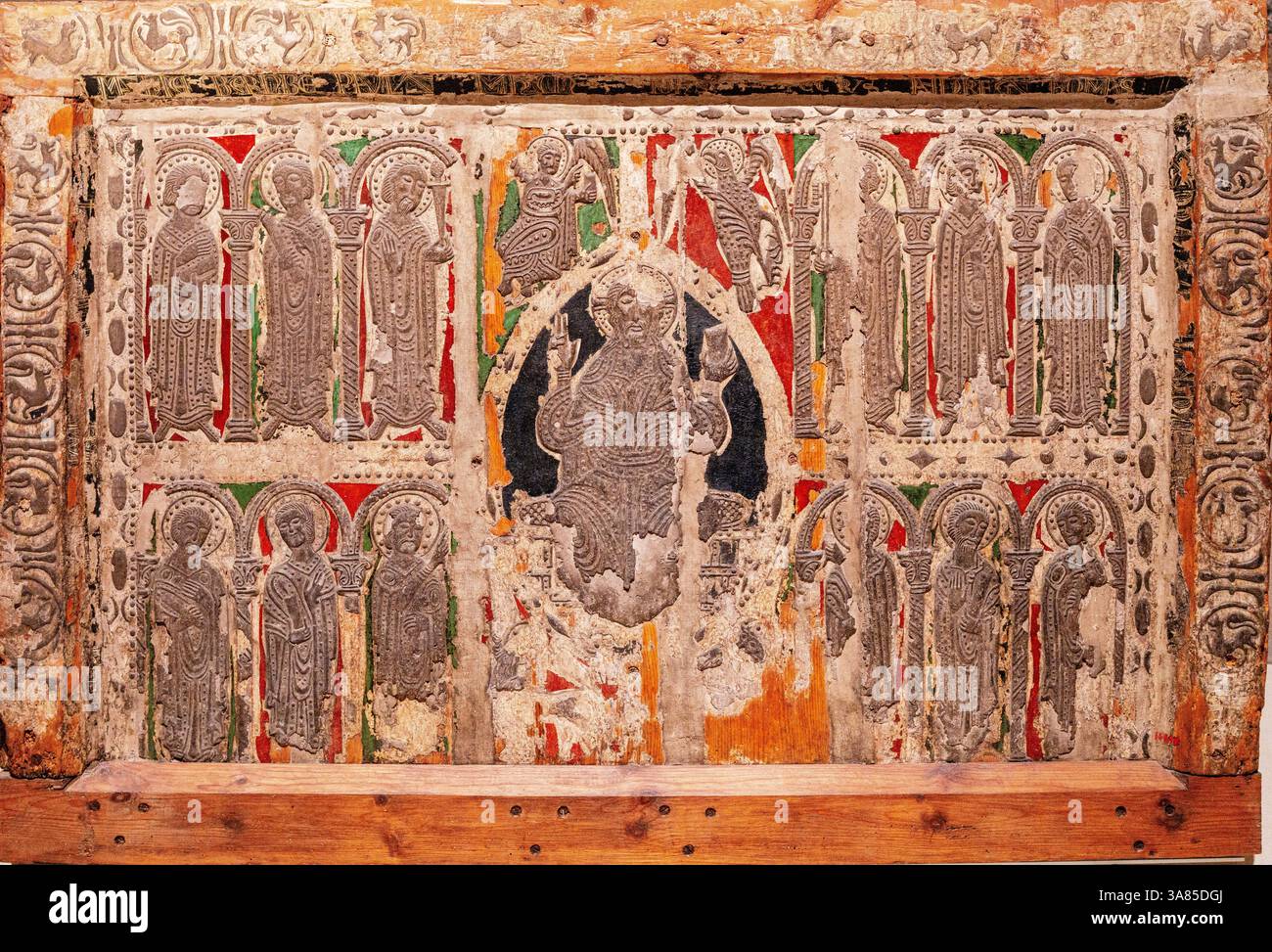 Facciata dell'altare romanico da Esterri de Cardos, 1225, tempera, rilievi in stucco e resti di foglie metalliche su legno, Chiesa di Sant Pau, Pallars Sobira Foto Stock