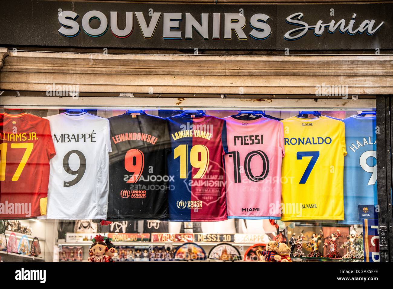 Negozio di souvenir con le maglie dei giocatori di calcio, San Ferran Street, Barcelona, ​​Catalonia, Spagna Foto Stock