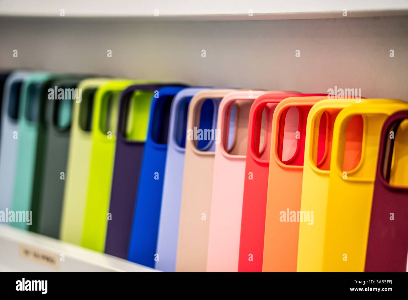 Custodie protettive colorate per telefoni cellulari, Barcellona, ​​Catalonia, Spagna Foto Stock