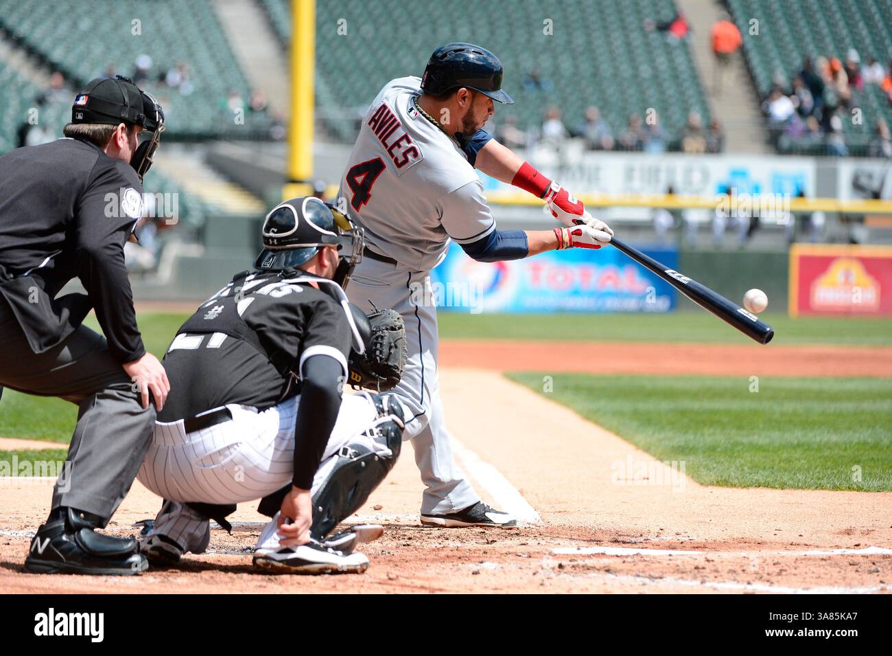 24 aprile 2013 - Chicago, il, USA - l'interbase dei Cleveland Indians MIKE AVILES in battuta contro i White Sox. I Chicago White Sox sconfissero i Cleveland Indians, 3-2 anni allo U.S. Cellular Field di Chicago Foto Stock