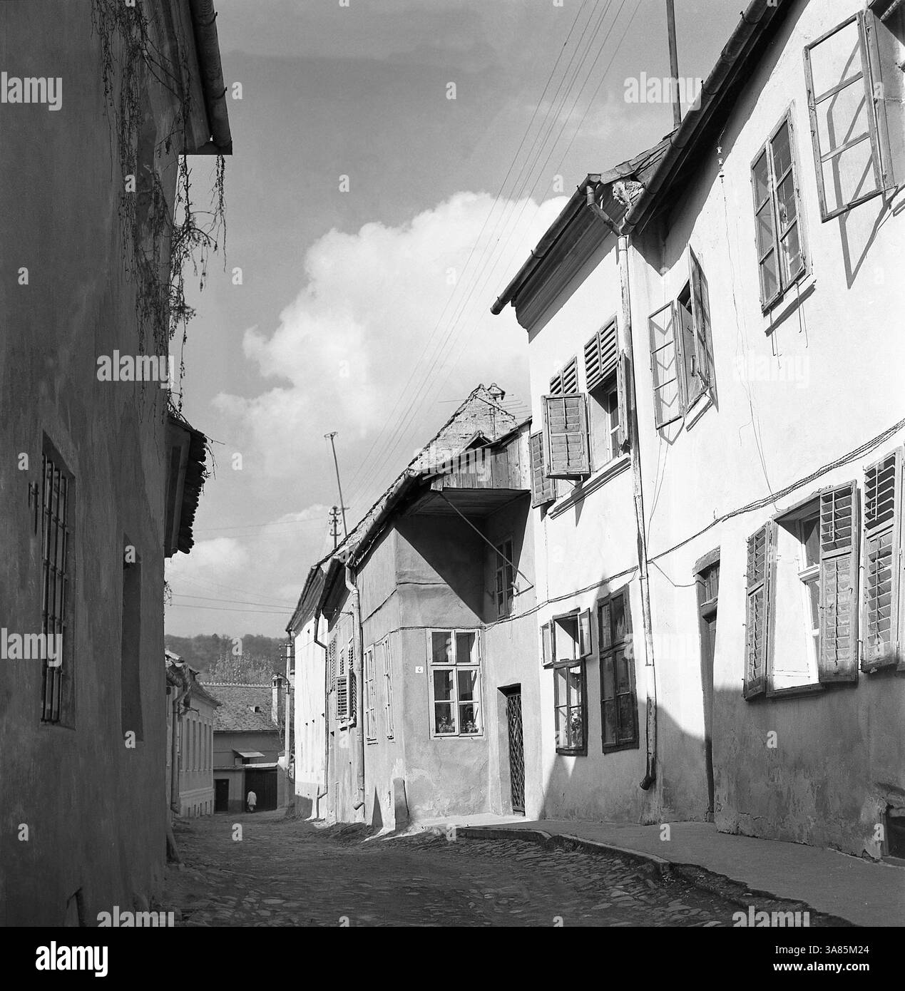 Strada acciottolata che attraversa un villaggio sassone nella contea di Sibiu, Romania, circa 1976 Foto Stock