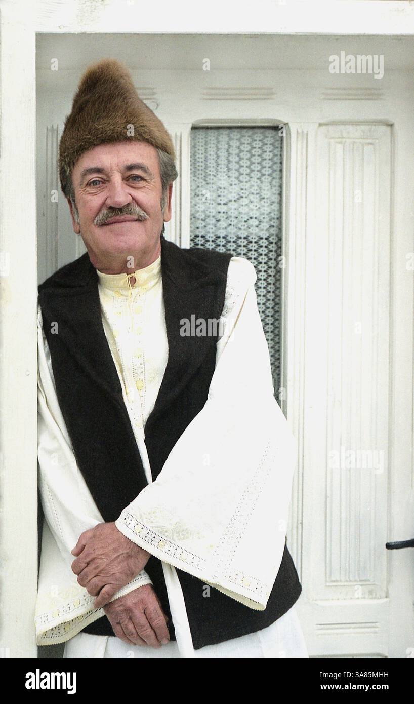 Contea di Vrancea, Romania, circa 1995. Uomo del posto che indossa il costume tradizionale. Foto Stock
