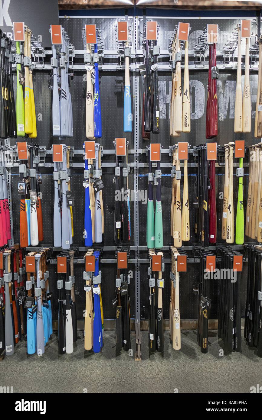 Una mostra di mazze di legno colorate nel Dick's Sporting Good, il centro commerciale Roosevelt Field, a Garden Cuty, Long Island, New York, per softball o baseball. Foto Stock