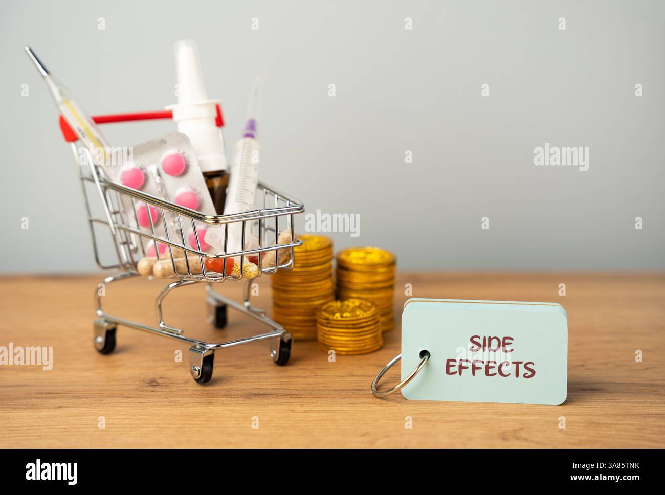Effetti collaterali nel concetto di medicina. Effetti indesiderati che si verificano in aggiunta agli esiti terapeutici desiderati di un farmaco o di un trattamento. Pillole, Foto Stock