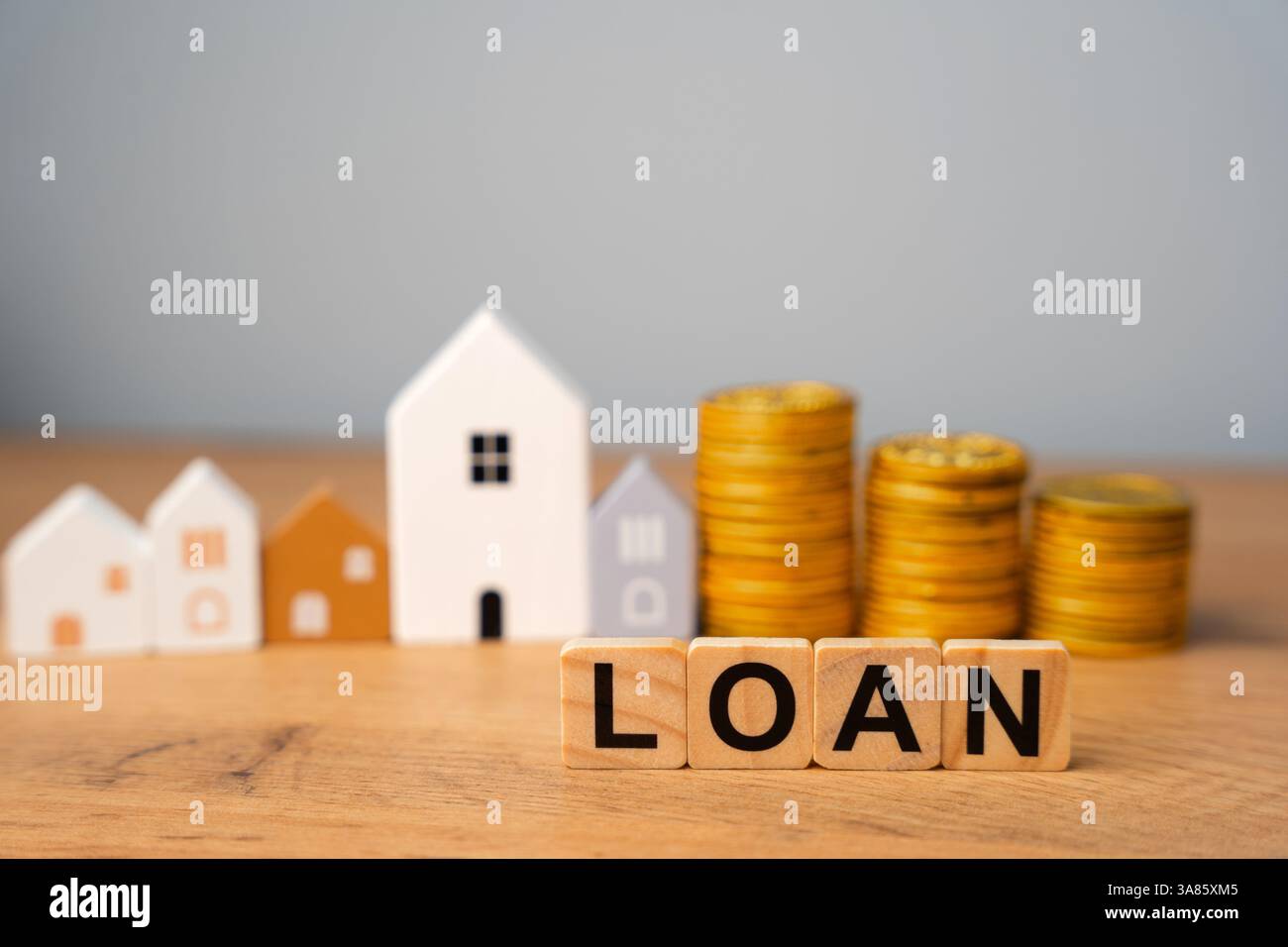 Prestito di blocchi di legno e case. Accordo finanziario in cui un prestatore fornisce denaro o attività a un mutuatario con l'aspettativa di rimborso su tim Foto Stock