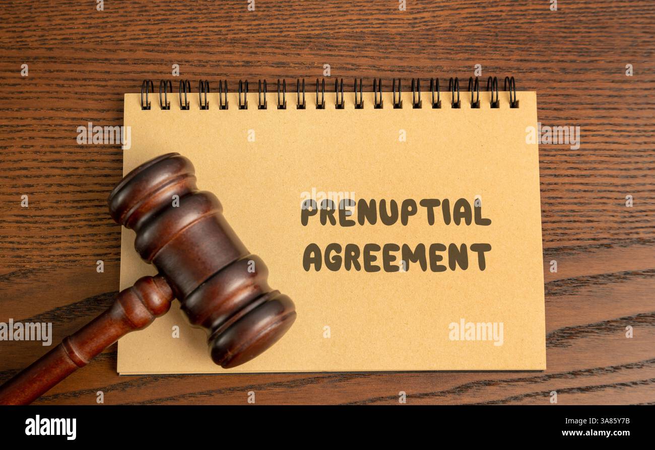 Accordo prematrimoniale. Contratto legale stipulato tra due persone prima del matrimonio che delinea come saranno gestiti beni, debiti e questioni finanziarie Foto Stock