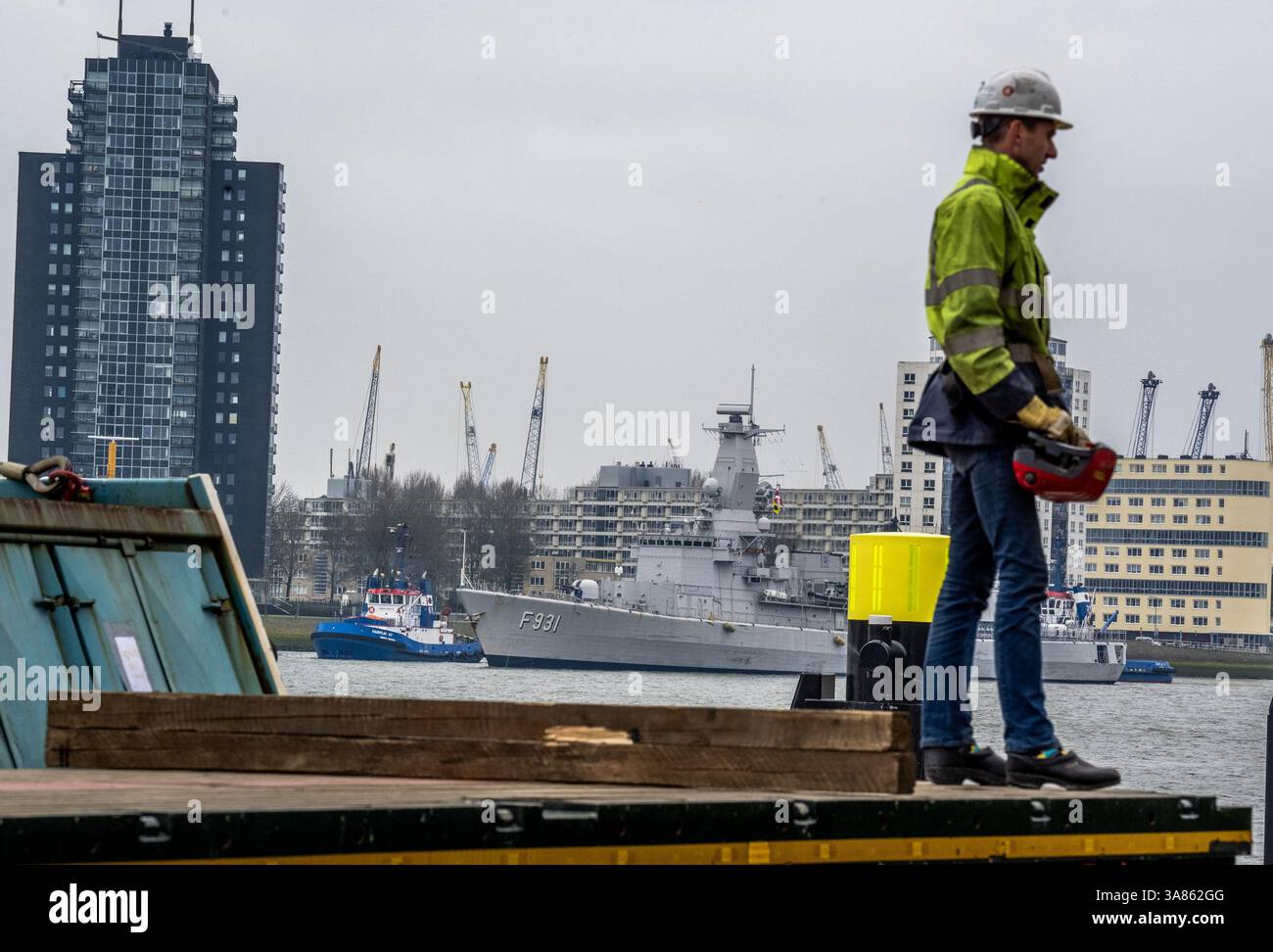 ROTTERDAM - nave della Marina ZR.MS Tromp mentre ormeggia insieme alla BNS Louise-Marie e alla FGS RhÃ¶al Parkkade di Rotterdam. Le tre navi della NATO Fleet Alliance Standing NATO Maritime Group 1 (SNMG1) ormeggiano nella città portuale per motivi logistici. ANP FRANK DE ROO netherlands Out - belgio Out Foto Stock