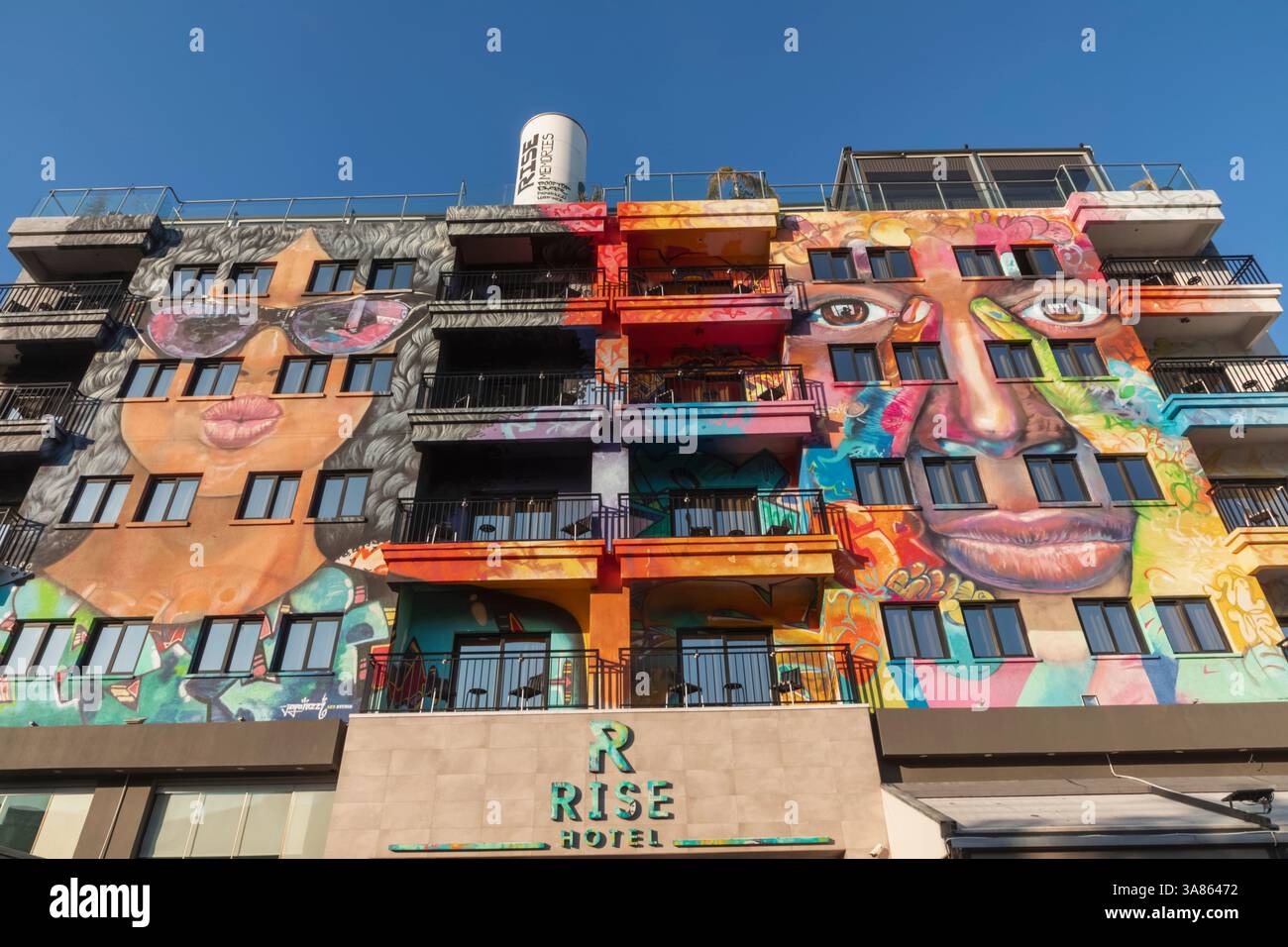 Cipro, Larnaca, il Rise Hotel coperto dalla Street Art di Achilleas Michaelides meglio conosciuto come Paparazzi Foto Stock