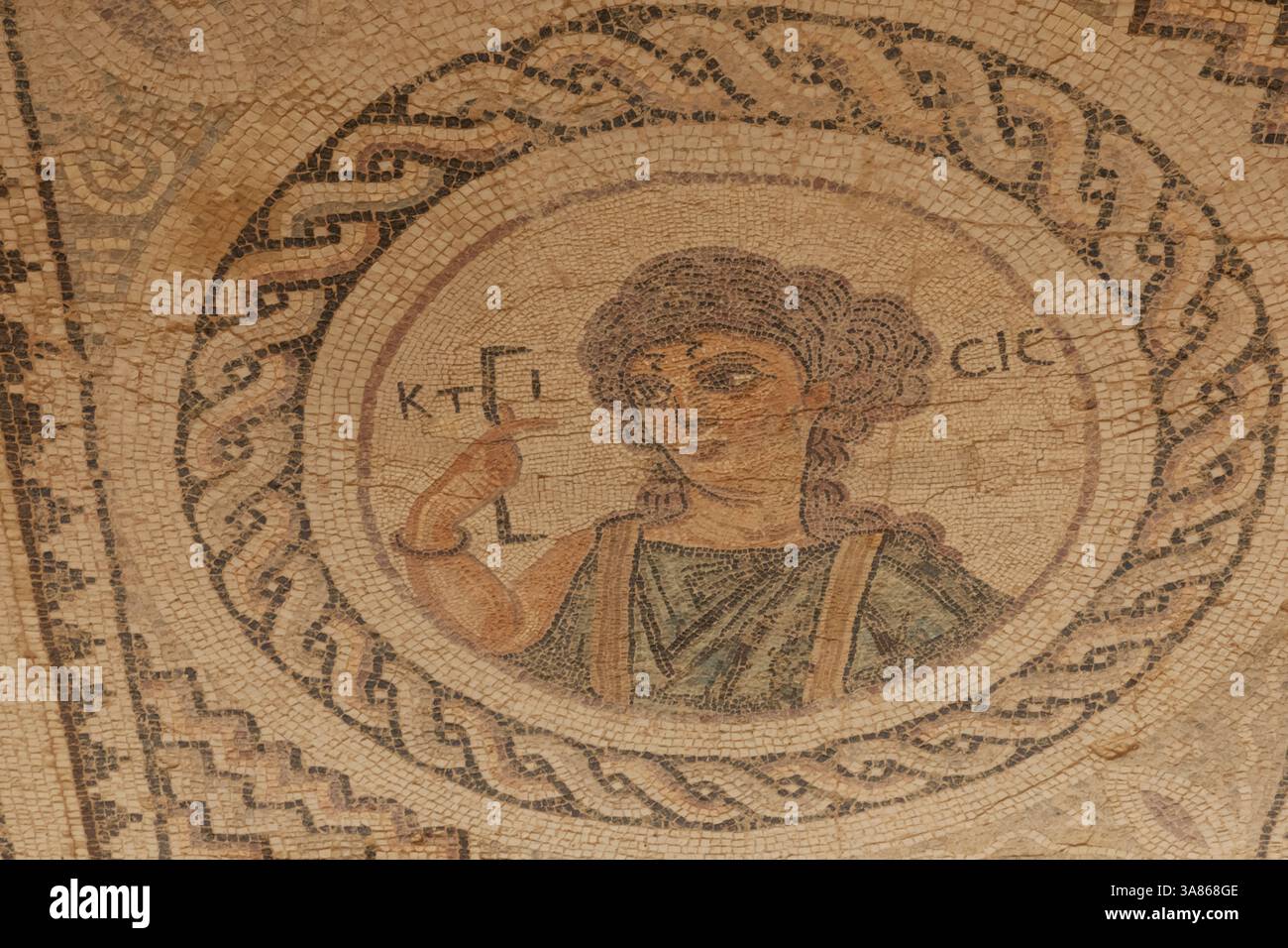 Cipro, Episkopi, Kourion, il sito archeologico di Kourion, la casa di Eustolio, mosaico raffigurante il busto di Ktisis con uno strumento di misura Foto Stock