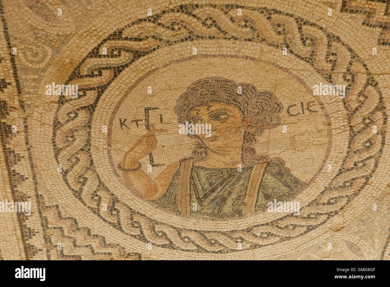 Cipro, Episkopi, Kourion, il sito archeologico di Kourion, la casa di Eustolio, mosaico raffigurante il busto di Ktisis con uno strumento di misura Foto Stock