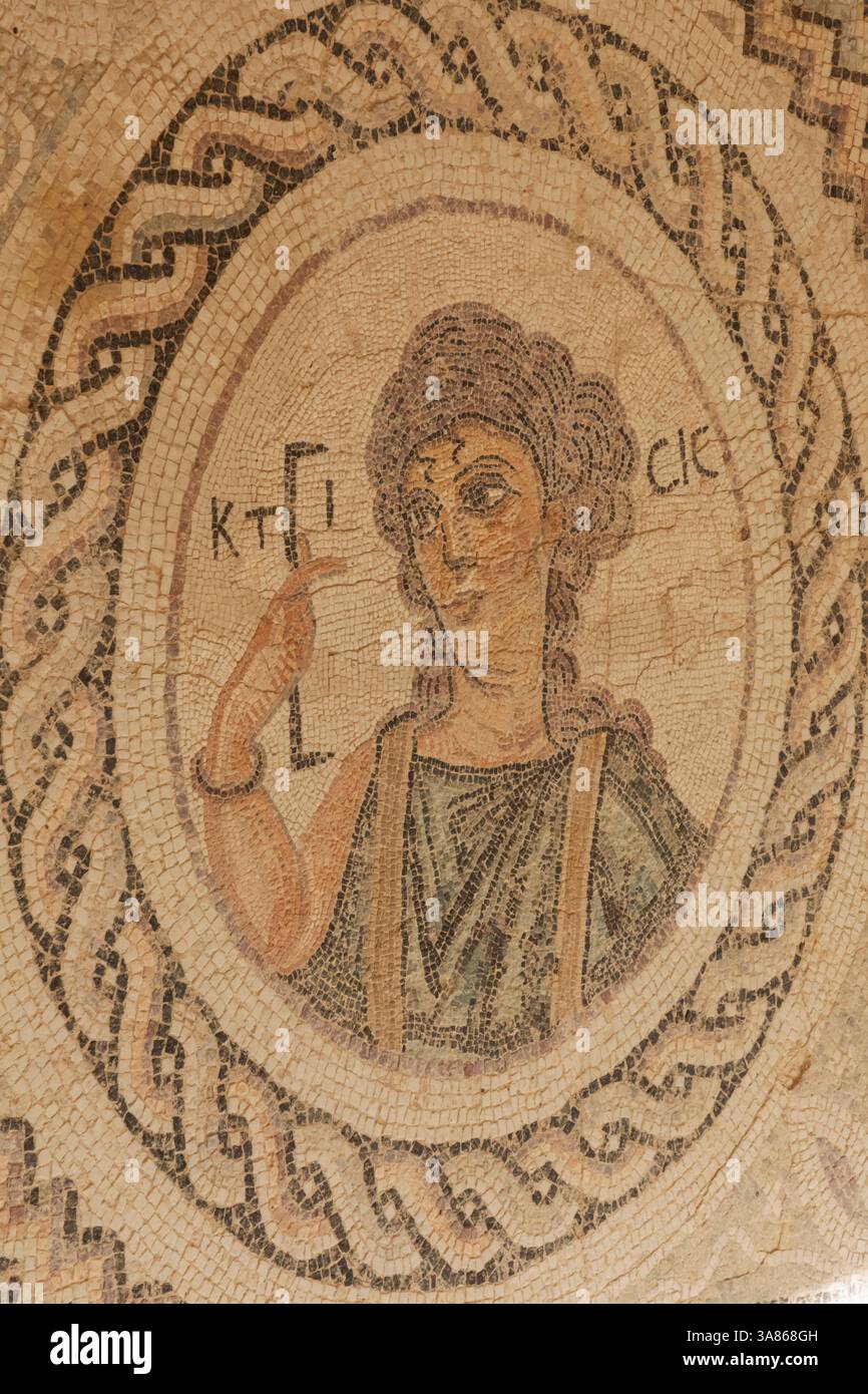 Cipro, Episkopi, Kourion, il sito archeologico di Kourion, la casa di Eustolio, mosaico raffigurante il busto di Ktisis con uno strumento di misura Foto Stock