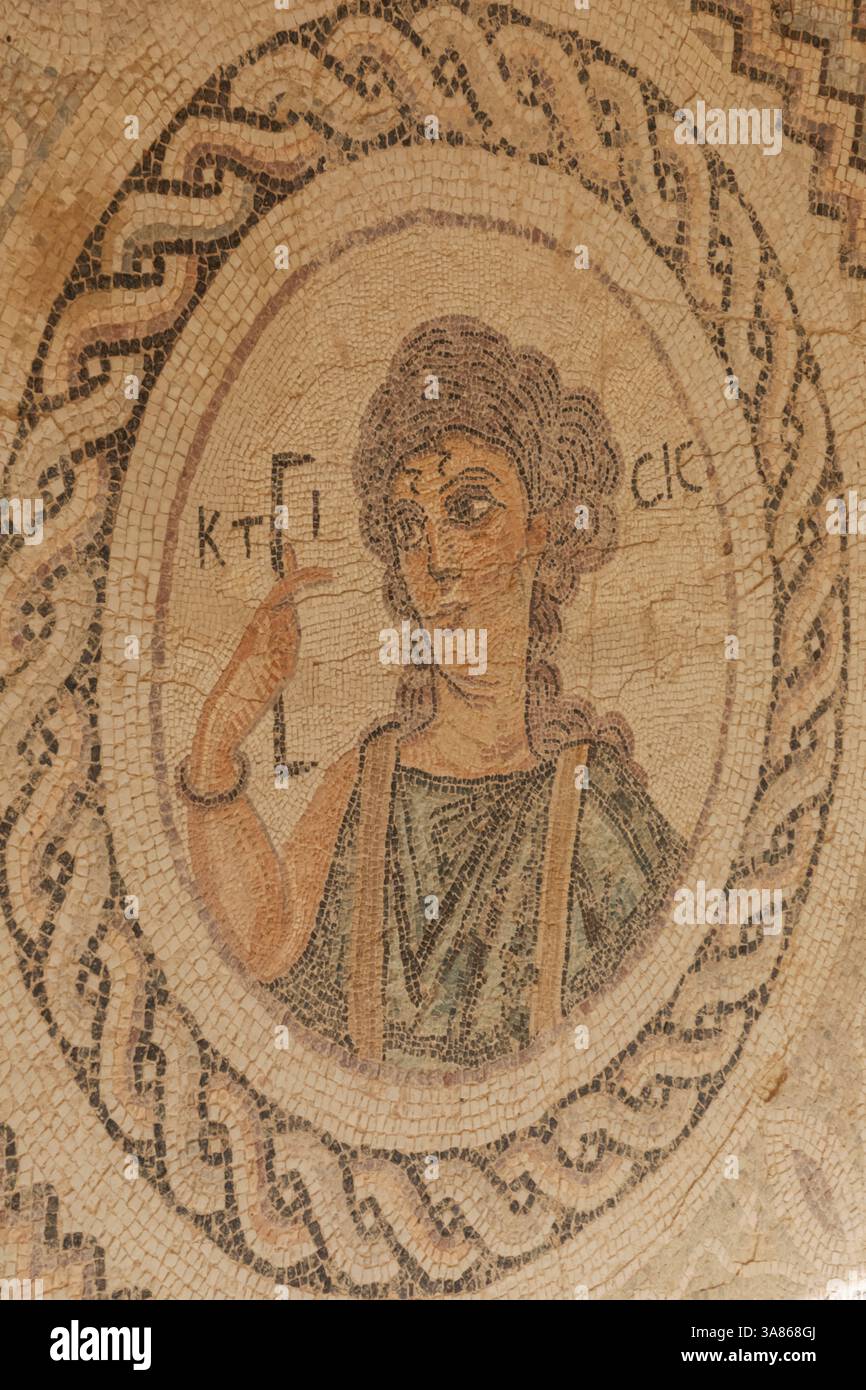Cipro, Episkopi, Kourion, il sito archeologico di Kourion, la casa di Eustolio, mosaico raffigurante il busto di Ktisis con uno strumento di misura Foto Stock