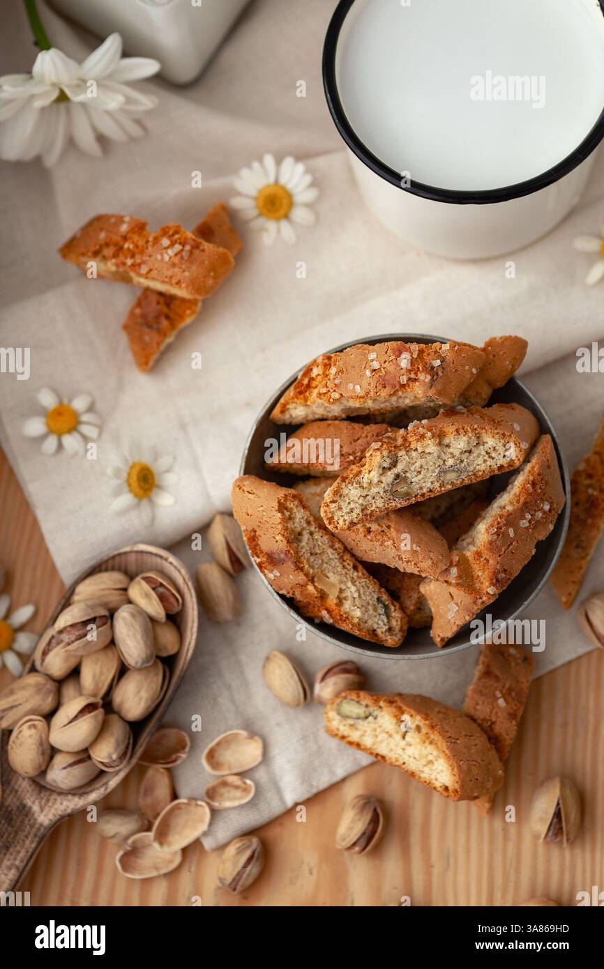 cantucci o biscotti con pistacchi. semplice dessert italiano Foto Stock