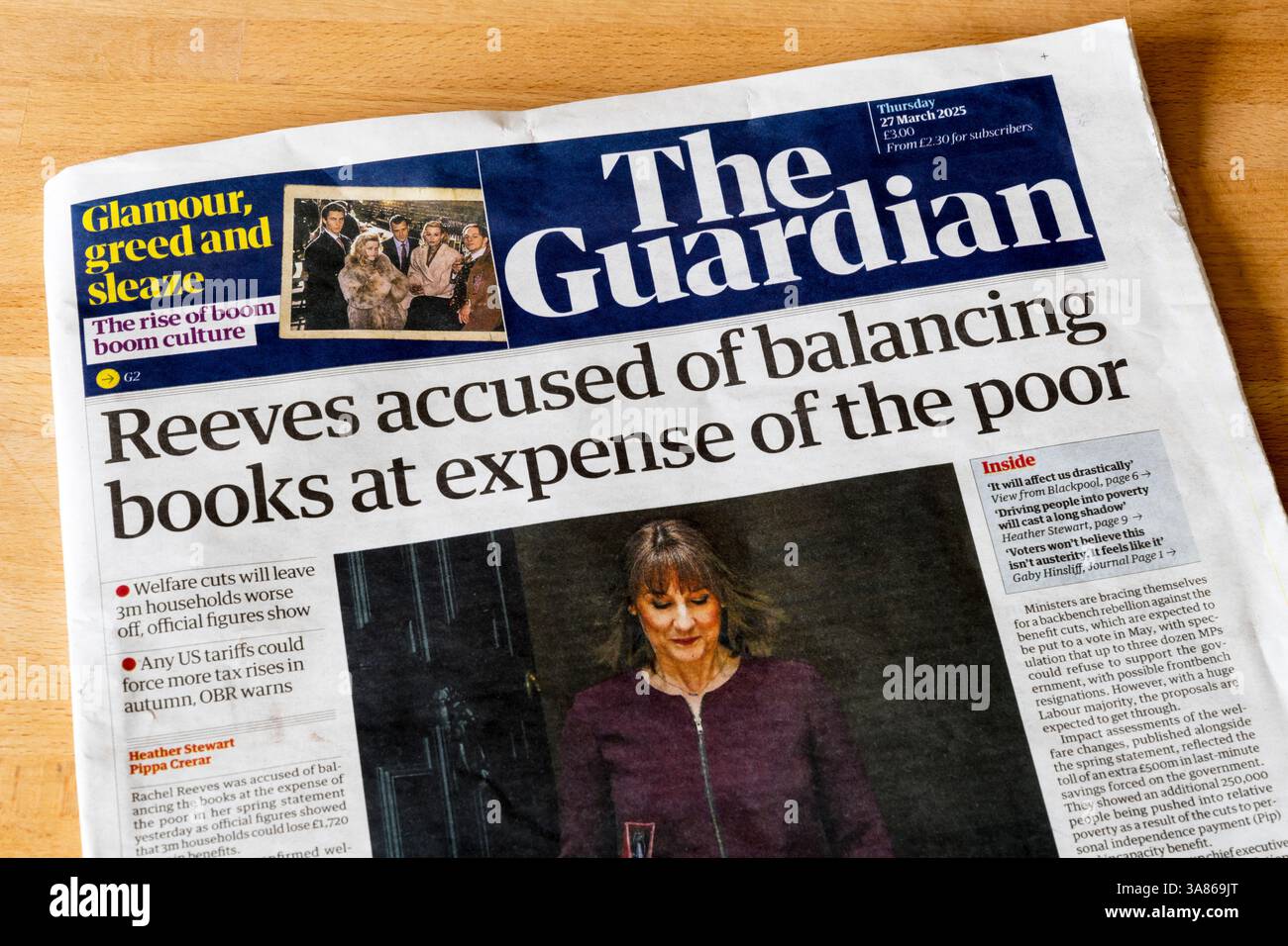 27 marzo 2025. Il titolo della prima pagina di Guardian legge Reeves accusato di aver bilanciato i libri a spese dei poveri. Foto Stock