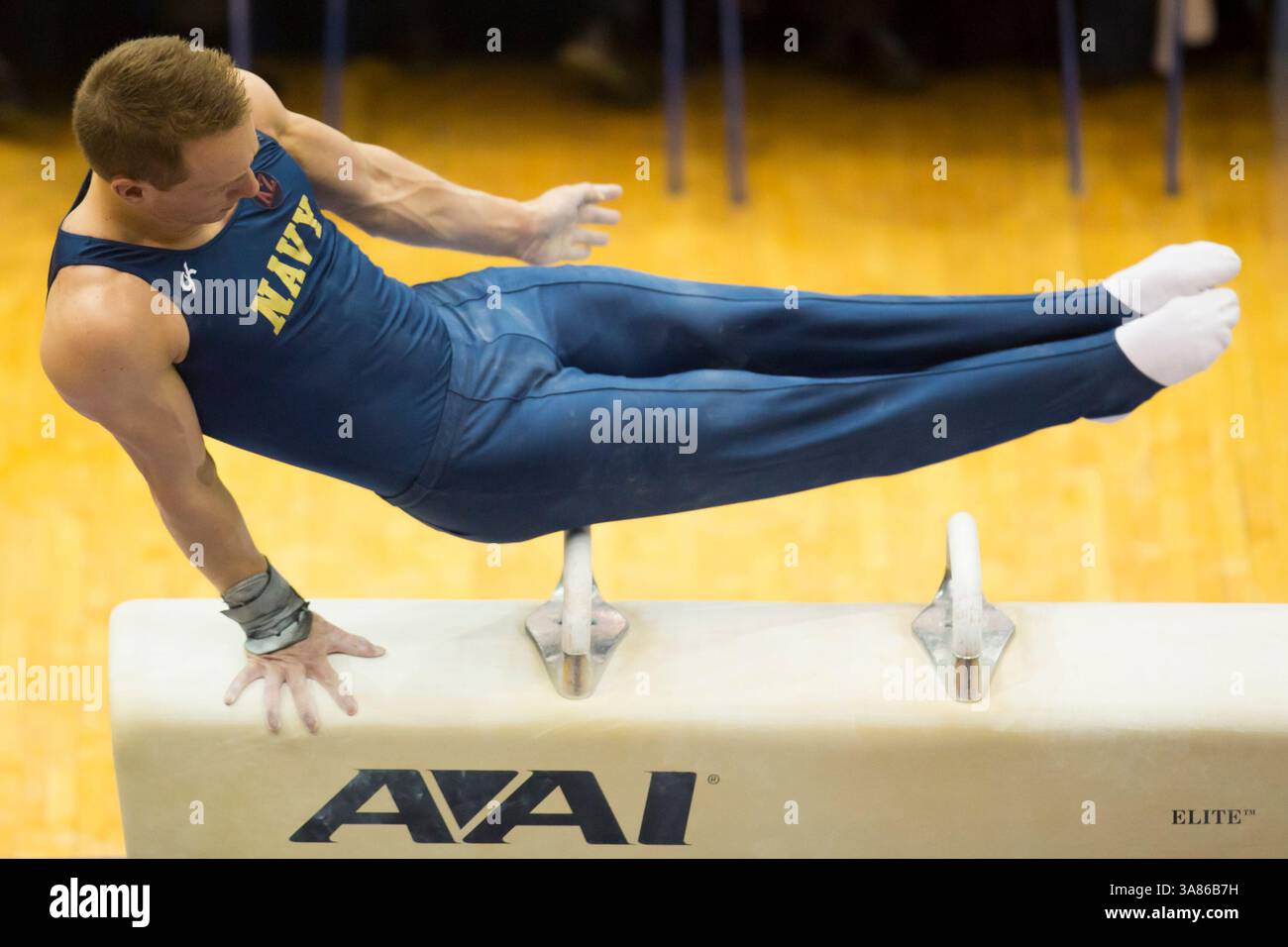 20 aprile 2013: Navy Chris Junghans in azione sul cavallo della pummel durante la NCAA Men's Gymnastics Team 2013 e All-Around Finals presso la Rec Hall di University Park, Pennsylvania. (Immagine di credito: © Chris Szagola/Cal Sport Media/ZUMAPRESS.com) Foto Stock