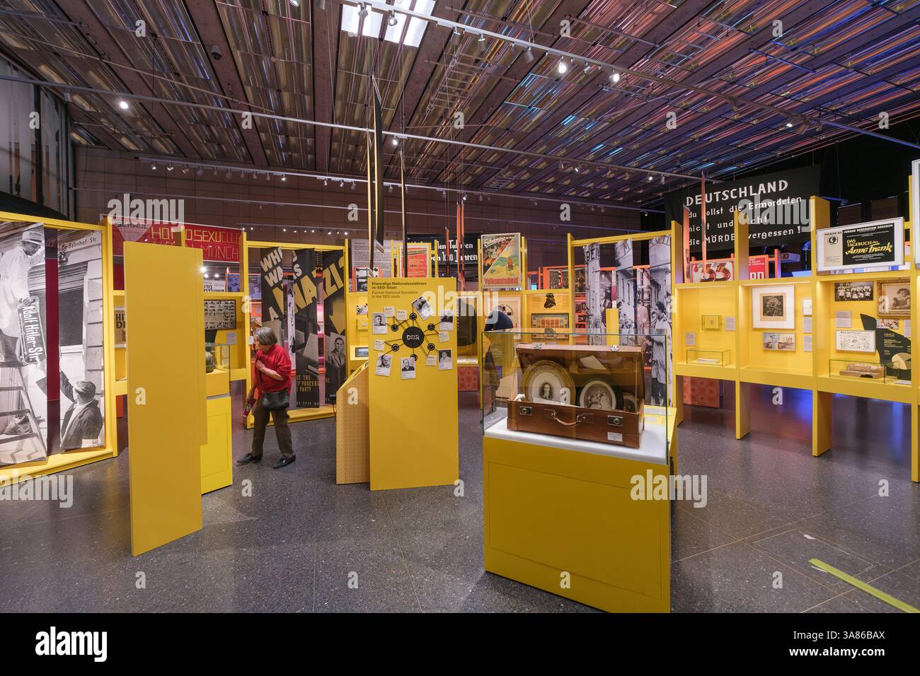 Bonn, Haus der Geschichte, veduta della mostra, dopo HITLER, il confronto tedesco con il nazionalsocialismo Foto Stock
