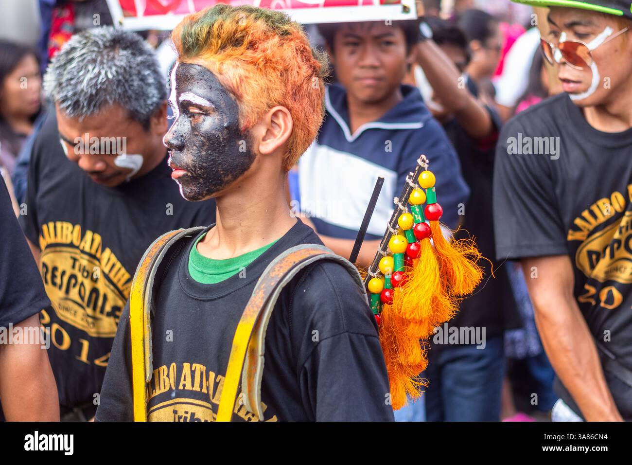 Giovane band di festival in stato festivo con trucco facciale durante l'ATI-Atihan Festival a Kalibo nelle Filippine Foto Stock