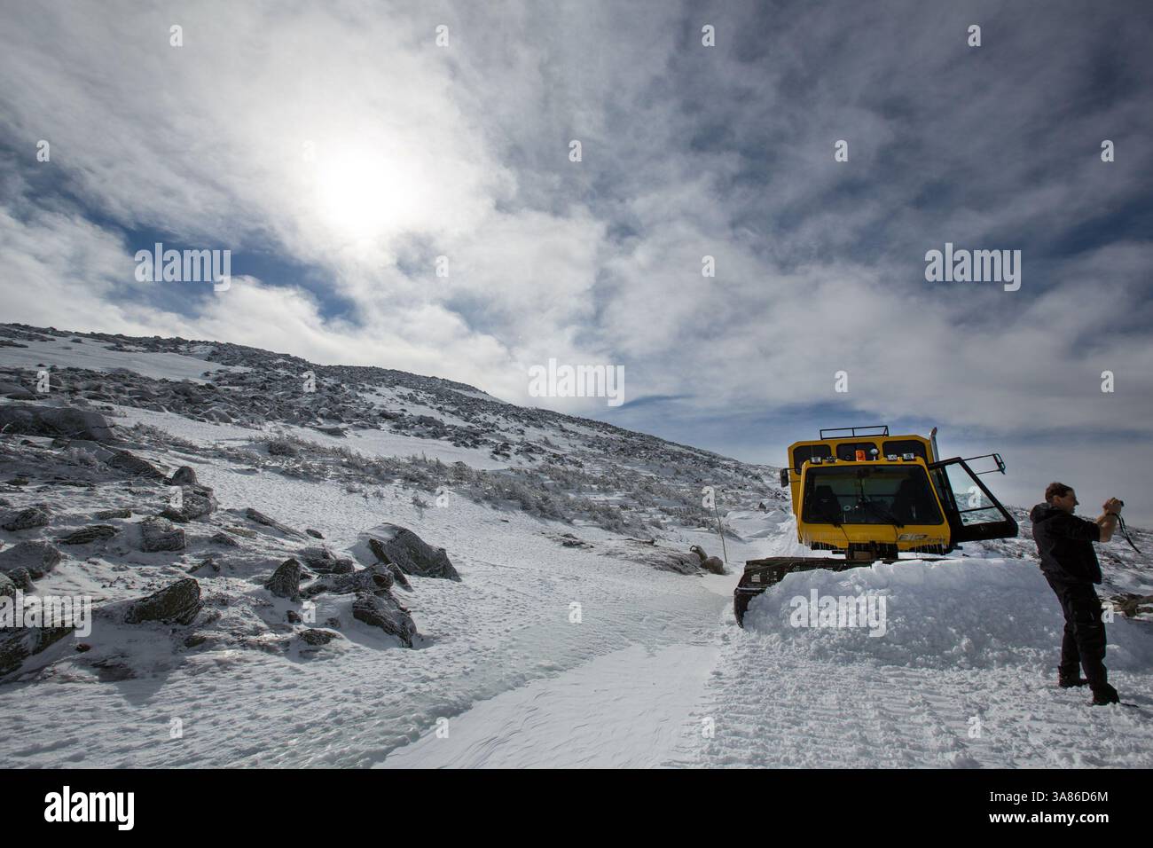 22 febbraio 2013 - Gorhham, NH, USA - Un Park Ranger esce dal suo Snow Cat per scattare un'immagine di una giornata molto rara, chiara e a metà giornata, mentre scende dalla cima. In primavera e in estate, i turisti possono raggiungere in auto la vetta della montagna, ma in inverno l'Auto Road è chiusa e l'unico modo per gli scienziati di arrivare in cima e in fondo è prendere il gatto delle nevi o fare un'escursione. Le raffiche di vento sono spesso superiori a 70 km/h e i brividi di vento scendono sotto i -50 gradi fahrenheit in cima. (Immagine di credito: © Scott Eisen/ZUMAPRESS.com) Foto Stock