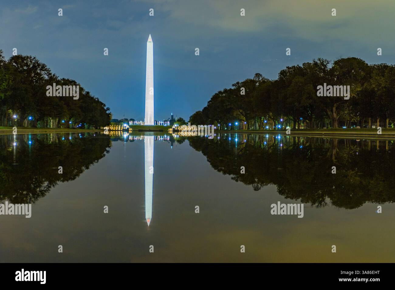 Vista notturna del Washington Monument a Washington, D.C., Stati Uniti d'America Foto Stock