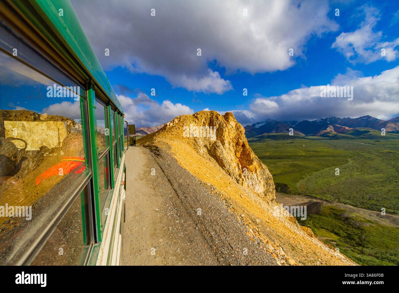 In autobus lungo la strada lunga 92 km che conduce al Denali National Park, Alaska, Stati Uniti d'America Foto Stock