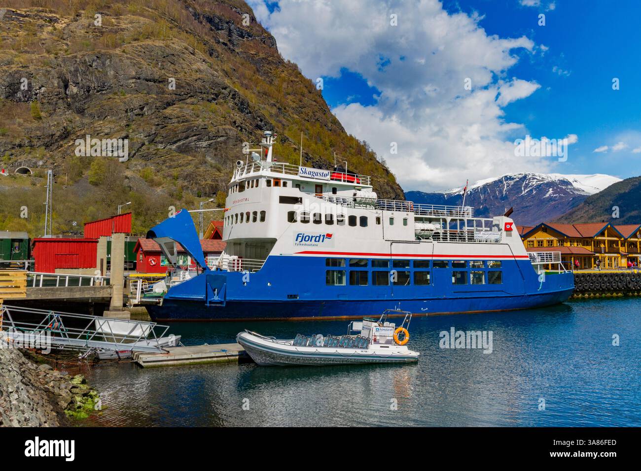 Un traghetto al molo nella città di Flam, Vestland, Norvegia Foto Stock Un traghetto al molo nella città di Flam, Vestland, Norvegia Foto Stock