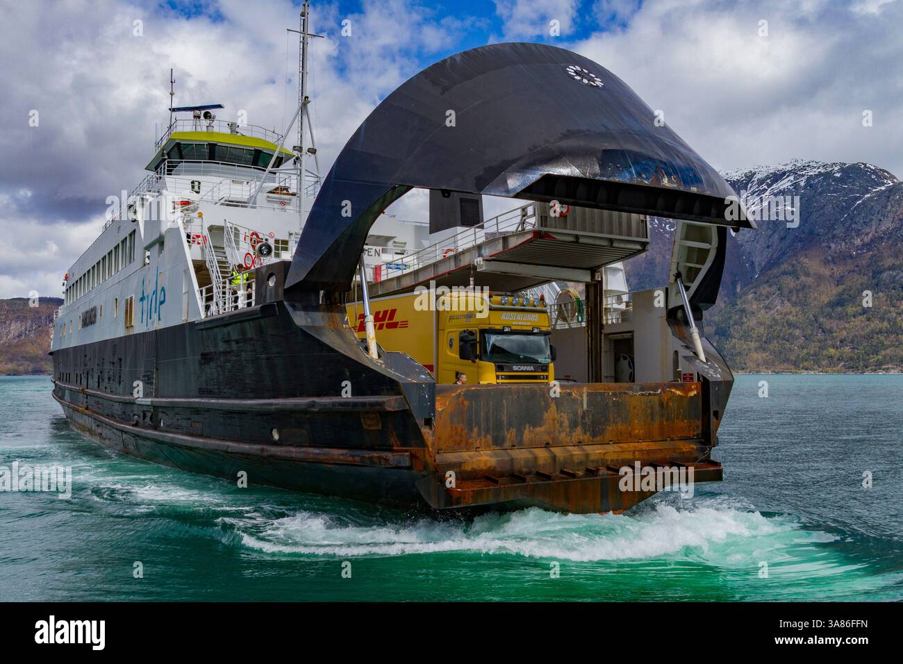 Traghetti commerciali che trasportano persone e veicoli da un lato all'altro a Sognefjord, Norvegia Foto Stock