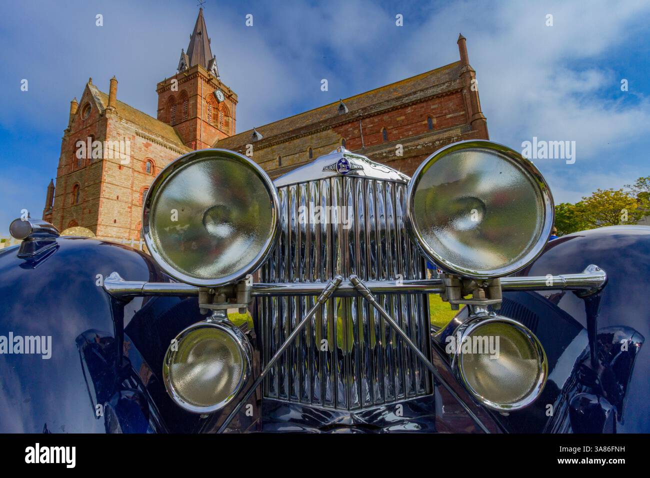 Car Rally presso la cattedrale di St. Magnus a Kirkwall, Orkney Island, Scozia, Regno Unito Foto Stock
