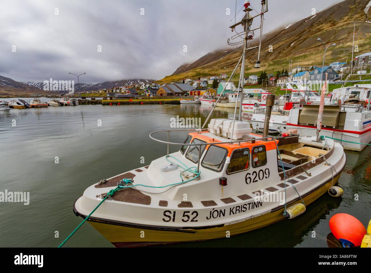 Una vista della piccola cittadina di pescatori di Siglufjorour, Islanda Foto Stock