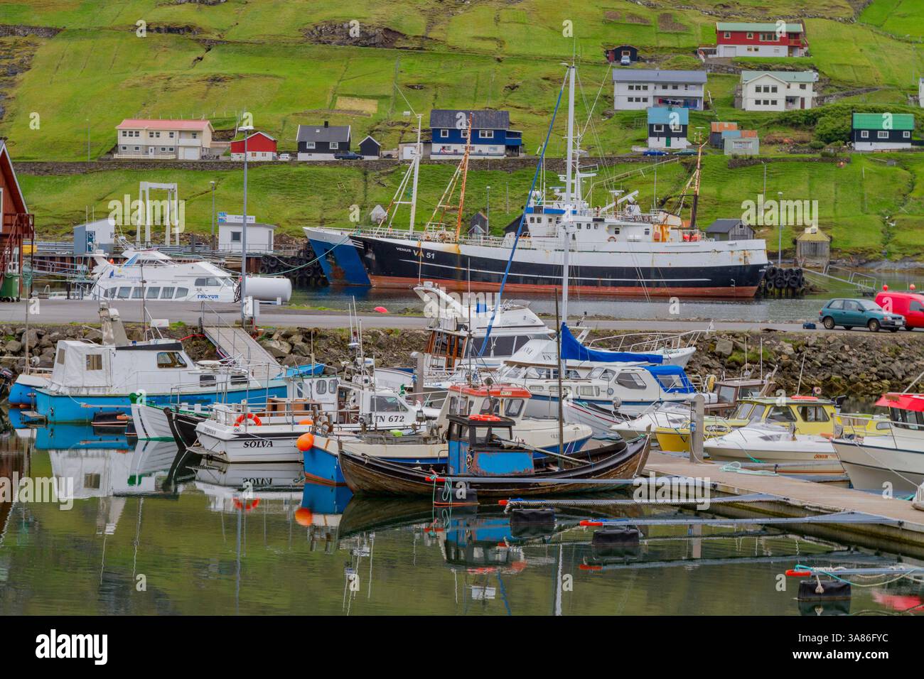 Vista della città di pescatori di Westmanna sul lato occidentale dell'isola di Streymoy nelle Isole Faroe, Danimarca Foto Stock Vista della città di pescatori di Westmanna sul lato occidentale dell'isola di Streymoy nelle Isole Faroe, Danimarca Foto Stock