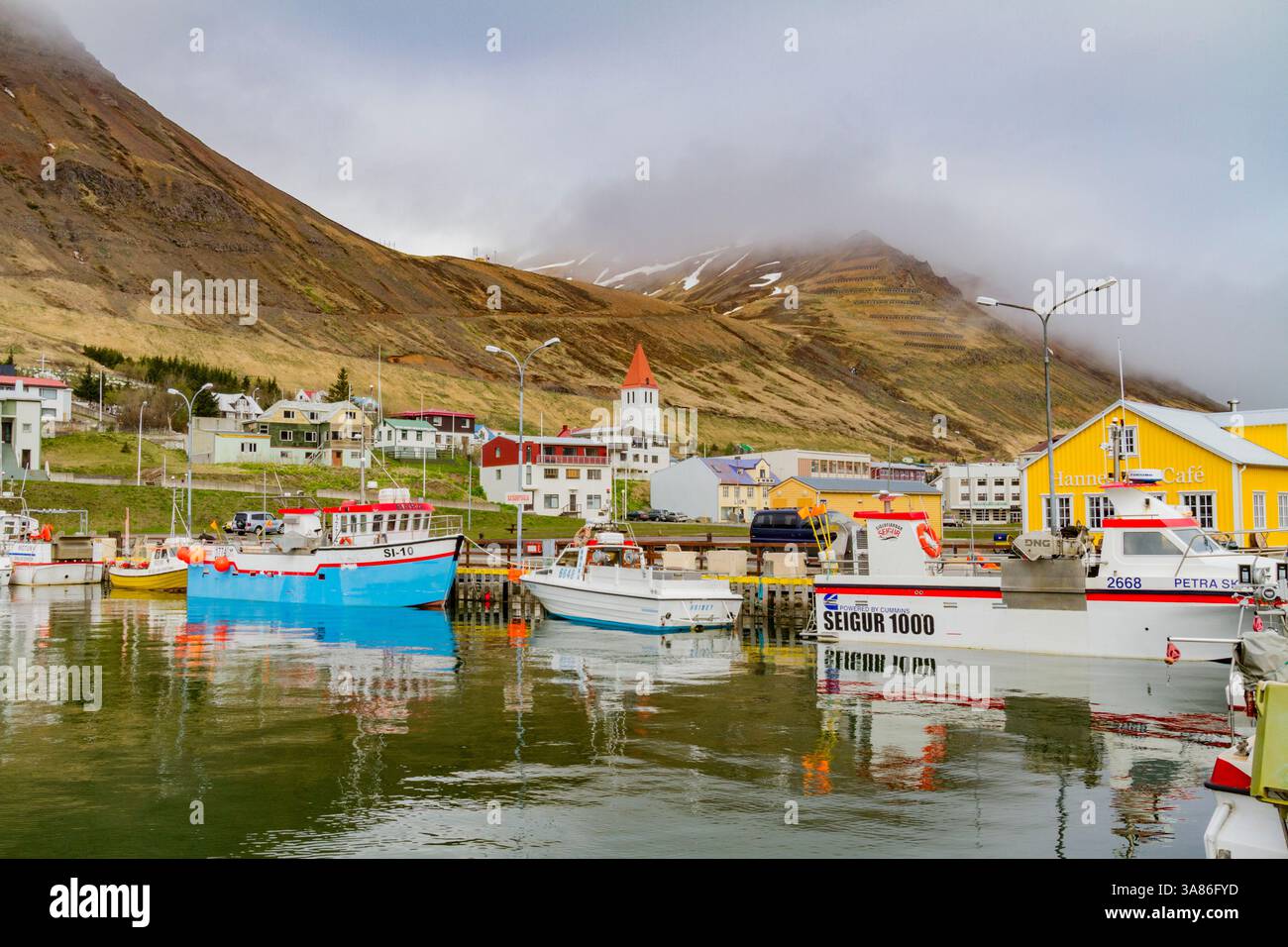 Una vista della piccola cittadina di pescatori di Siglufjorour, Islanda Foto Stock