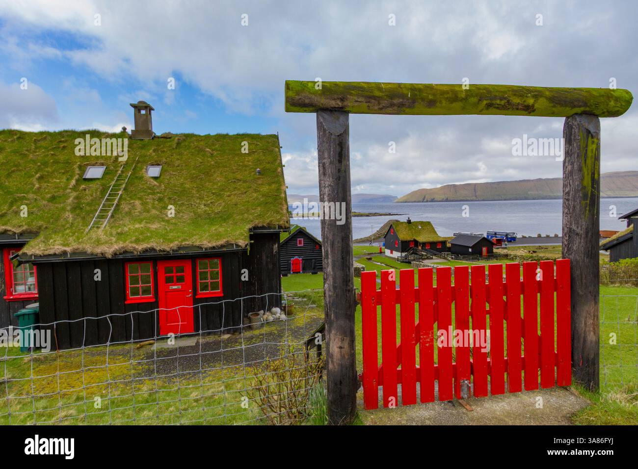 Vista della città di Kirkjubour su Streymoy nelle Isole Faroe, Danimarca Foto Stock Vista della città di Kirkjubour su Streymoy nelle Isole Faroe, Danimarca Foto Stock