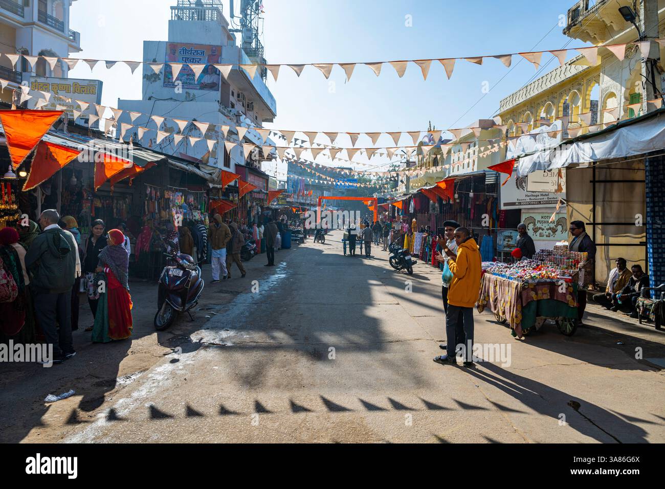 Strada per il tempio, Pushkar, Rajasthan, India Foto Stock