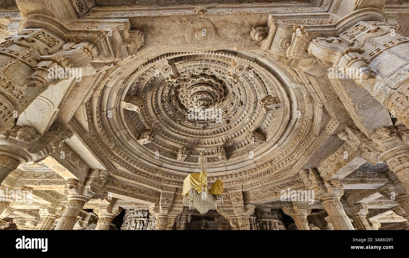 Tempio di Ranakpur Jain (Chaturmukha Dharana Vihara), Ranakpur, Rajasthan, India Foto Stock