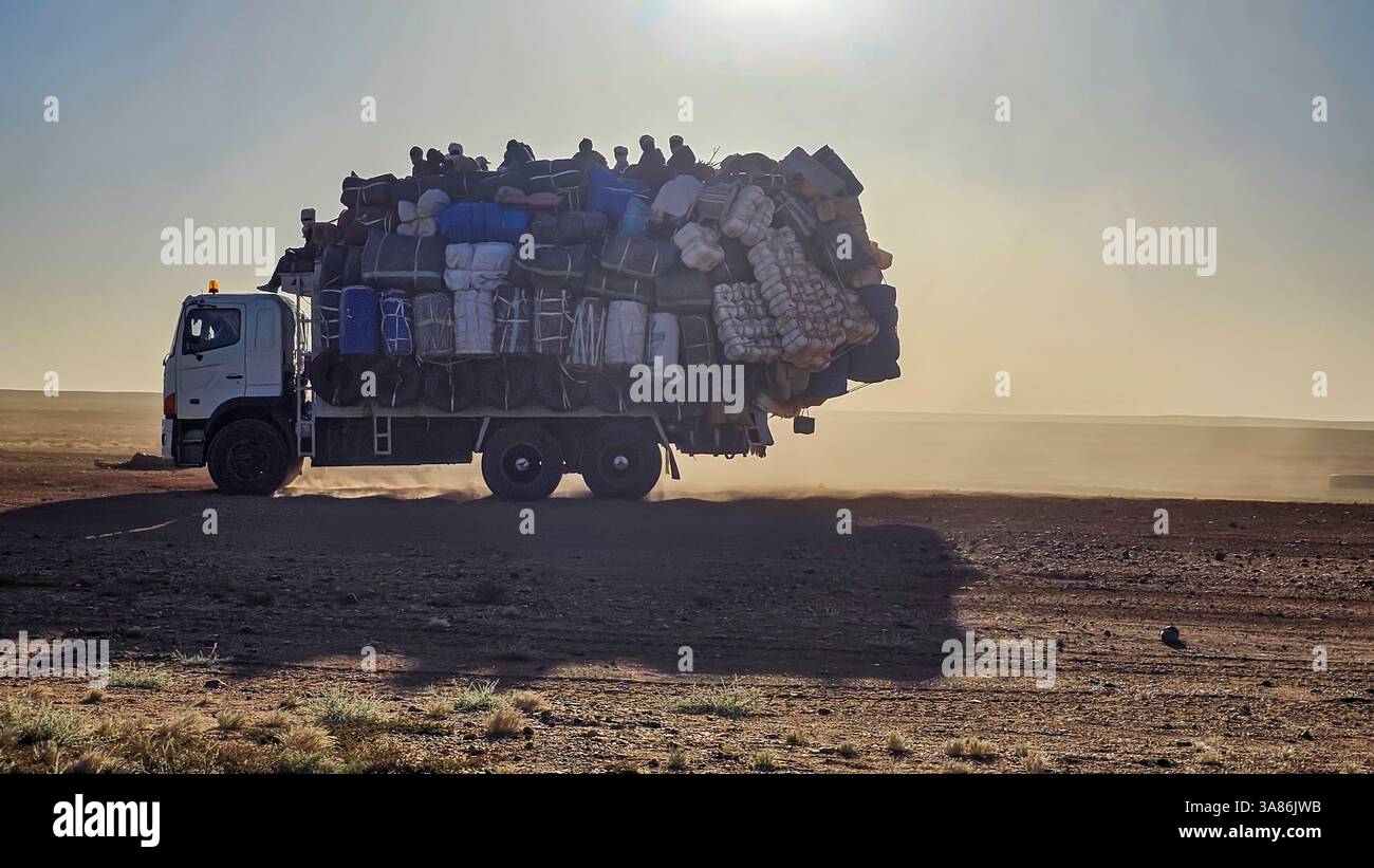 Un camion pieno di soldi nella zona del Sahel sulla strada per i monti Tibesti, Ciad Foto Stock