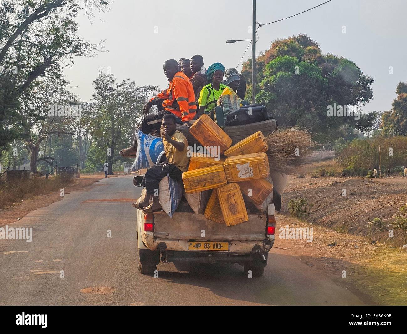 Camion sovraccarico, Repubblica Centrafricana Orientale Foto Stock