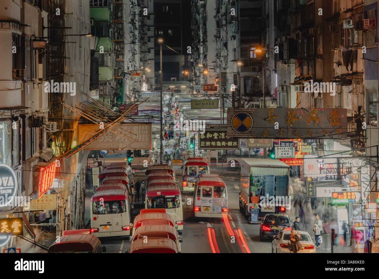 Minibus di Hong Kong in fila accanto ai mercati notturni di Mong Kok, Hong Kong, Cina Foto Stock