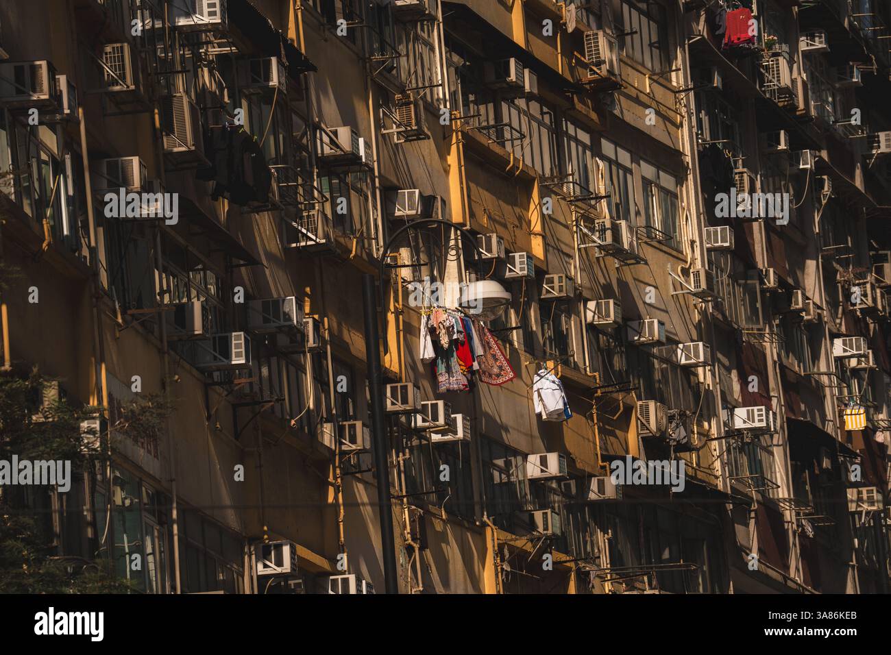 Tipiche case di Hong Kong con aria condizionata appesa alle finestre, Kowloon, Hong Kong, Cina Foto Stock