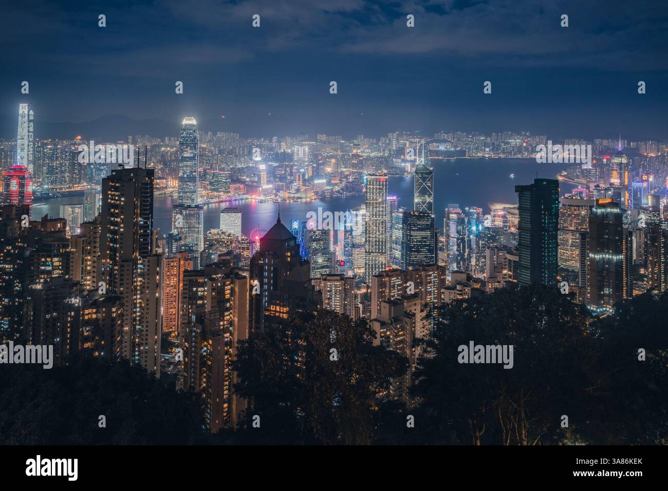 Lo skyline di Hong Kong dal picco con le luci di Hong Kong, Cina Foto Stock