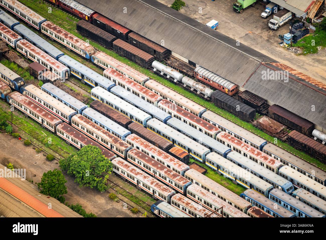Vista dei treni dalla Lotus Tower, Colombo, Sri Lanka Foto Stock