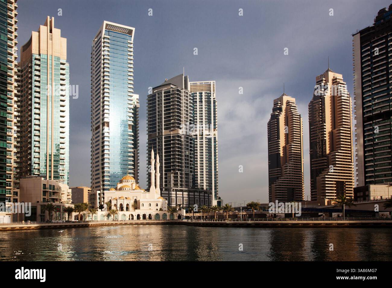 Vista dei moderni grattacieli che brillano alla luce dell'alba a Dubai Marina, Dubai, Emirati Arabi Uniti Foto Stock