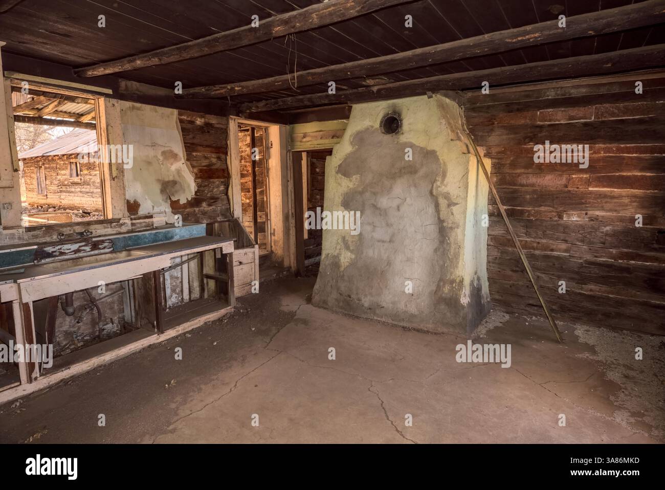 Interno di una fattoria abbandonata nella Coconino National Forest, Arizona, Stati Uniti d'America Foto Stock