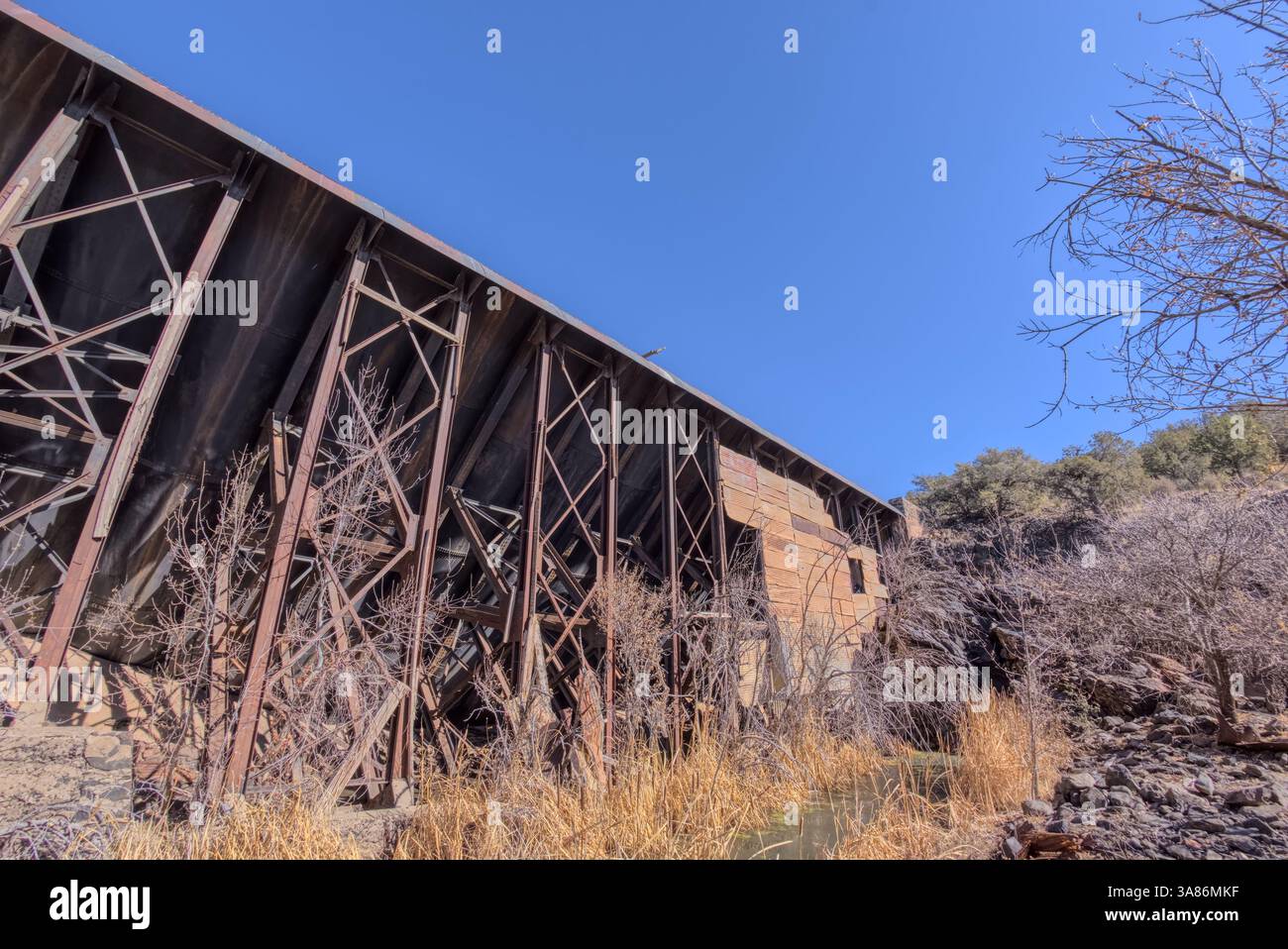 Vista dal basso della storica diga d'acciaio di Bainbridge vicino ad Ash Fork, alla Kaibab National Forest, Arizona, Stati Uniti d'America Foto Stock