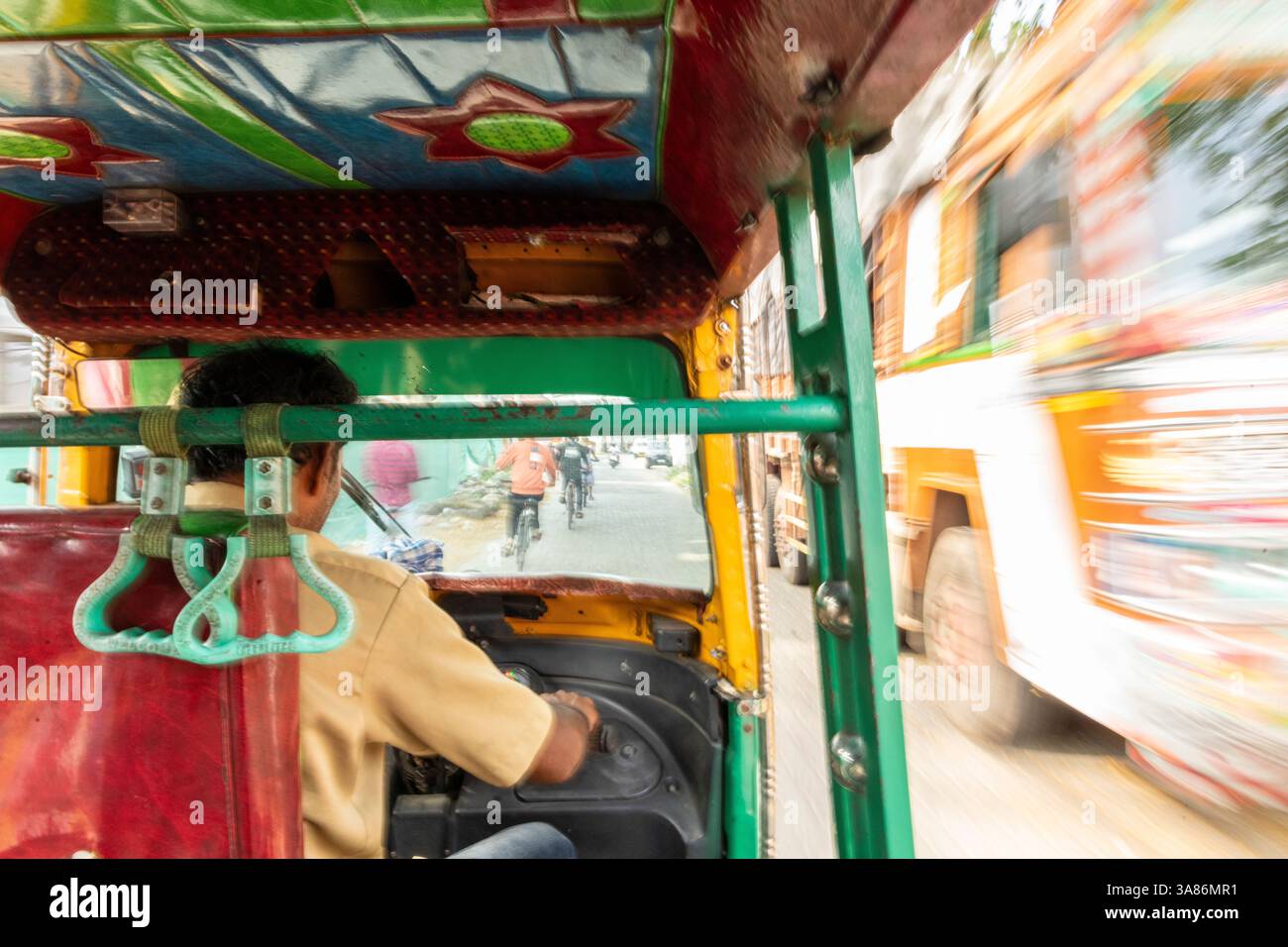 Viaggiando nel retro di un risciò automatico (tuk tuk), Fort Kochi, Kerala, India Foto Stock