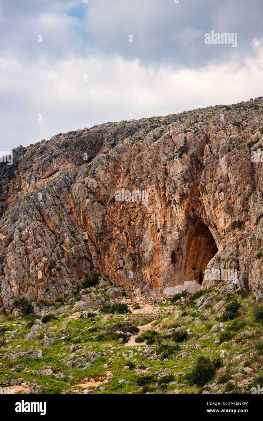 Grotta dell'isola di Elafonisos con roccia di colore arancione dipinta di bianco, Grecia Foto Stock