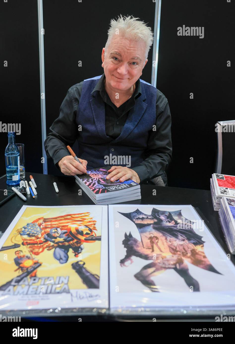 Lipsia, Germania. 28 marzo 2025. Mike Perkins, fumettista britannico e artista d'inchiostro, firma fumetti durante la fiera del libro di Lipsia. Fino al 30.03.2025, 2.040 espositori provenienti da 45 paesi presenteranno nuovi prodotti in questa primavera del libro. Il paese ospite di quest'anno è la Norvegia. Crediti: Jan Woitas/dpa/Alamy Live News Foto Stock