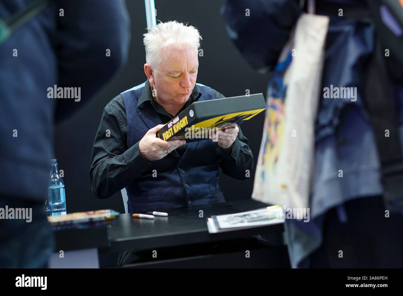 Lipsia, Germania. 28 marzo 2025. Mike Perkins, fumettista e inchiostratore britannico, firma un fumetto di Batman durante la Fiera del Libro di Lipsia. Fino al 30.03.2025, 2.040 espositori provenienti da 45 paesi presenteranno nuovi prodotti in questa primavera di libri. Il paese ospite di quest'anno è la Norvegia. Crediti: Jan Woitas/dpa/Alamy Live News Foto Stock